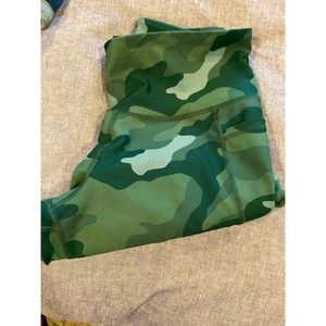 Old navy capri leggings - green camo